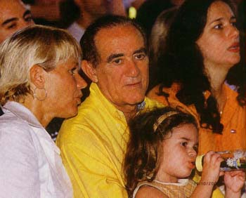 Renato, Xuxa, Llian e Lvian assistindo  apresentao das crianas da fundao. 